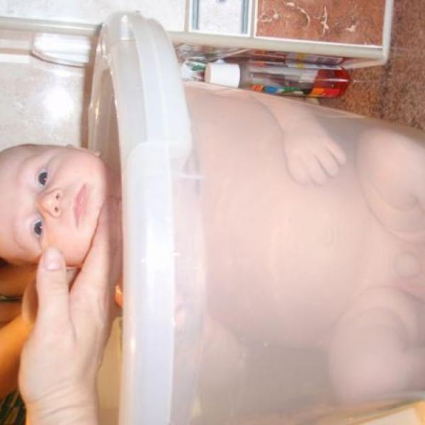 Tak jsme včera vyzkoušeli koupací kbelík Tummy tub :-)