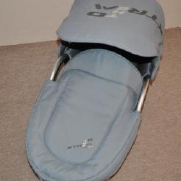 Adámkovo postýlka a korbička na kočárek...autosedačka..:)