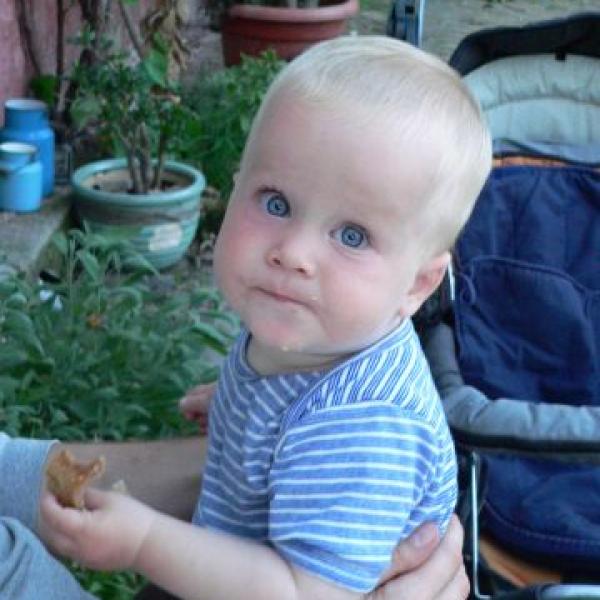 Alfréd - 8.měsíců, 10 kg, čtyři zuby...a nespí.