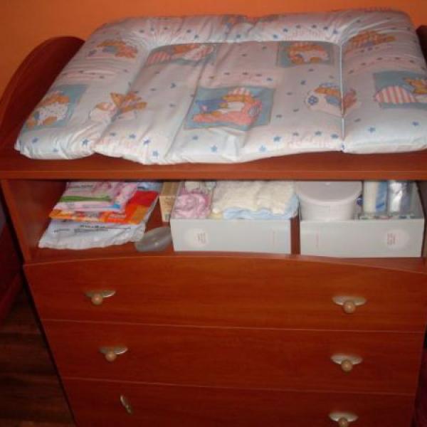 Lukáškův přebalovací pult a postýlka