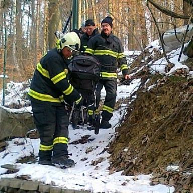 ZAPADL VE SNĚHU S KOČÁRKEM NA POMOC VOLAL HASIČE