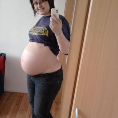 Bříško 39+3 - myslíte, že klesá????