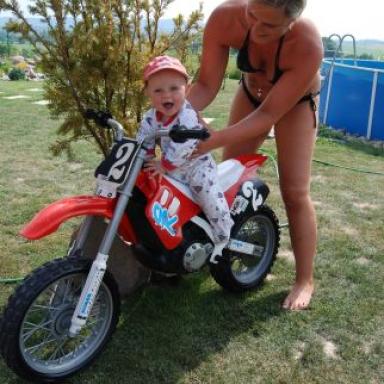Vivunka dostala darek od tatinka-MOTORKU :-)