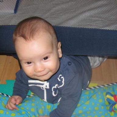Takhle se mi malej zasoupal pod postylku :-)