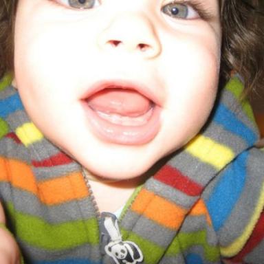 nase prvni dva zuby v 9 mesicich...a uz jsme prestehovani...povim vam nemam cas se nudit...a nase nejlevnejsi zaclony na svete..