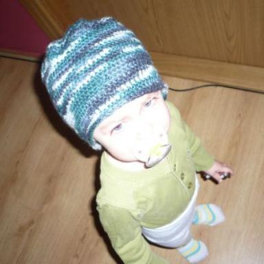 moje první dílko čepička háčkovaná -nikdy jsme to předtím nědělala,tady je ještě nedodělanej výsledek