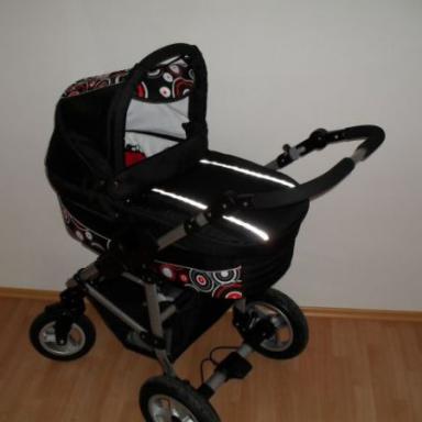 Hurááááááá, konečně mám doma kočárek pro Káju :)